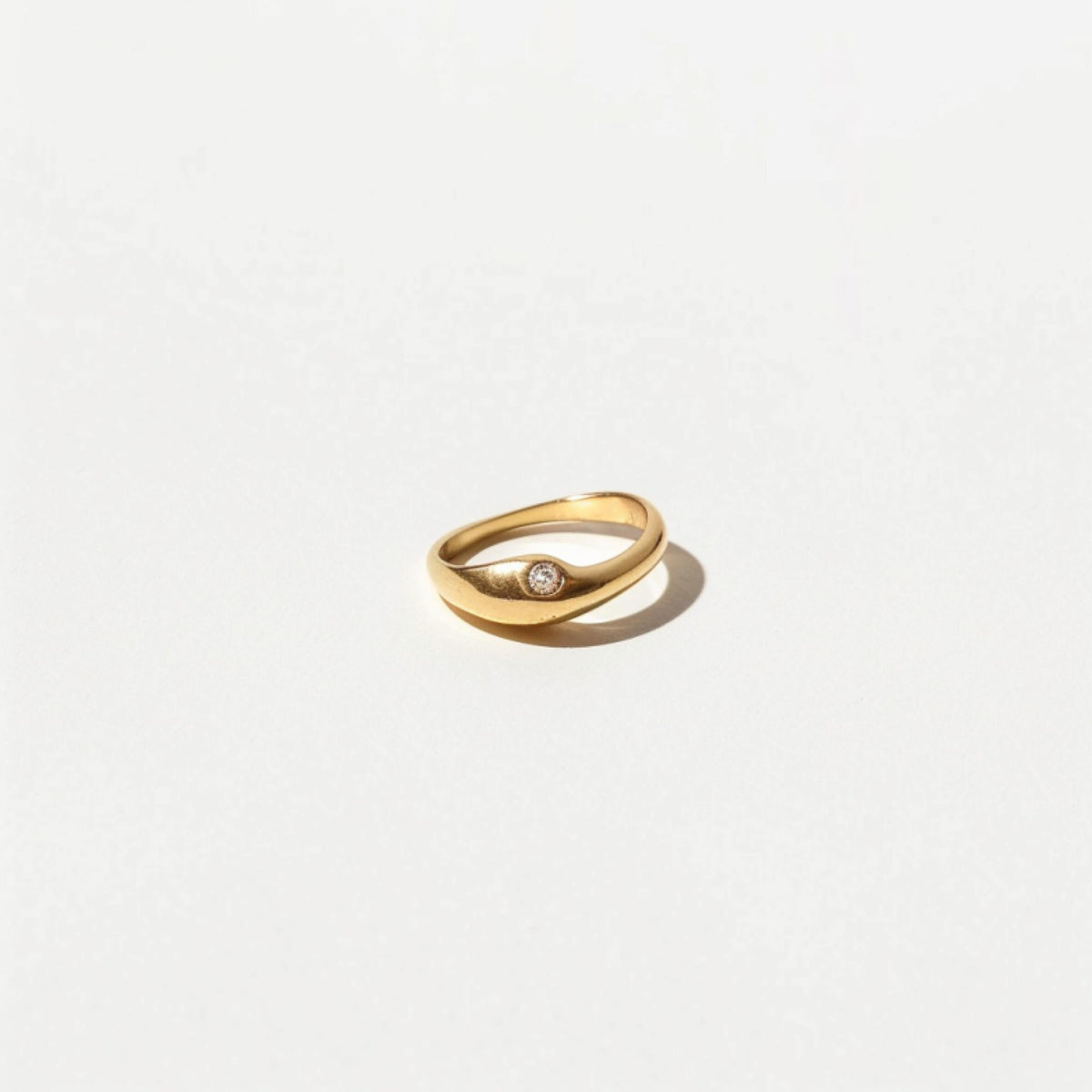 golden ring  with curve design and single dimond