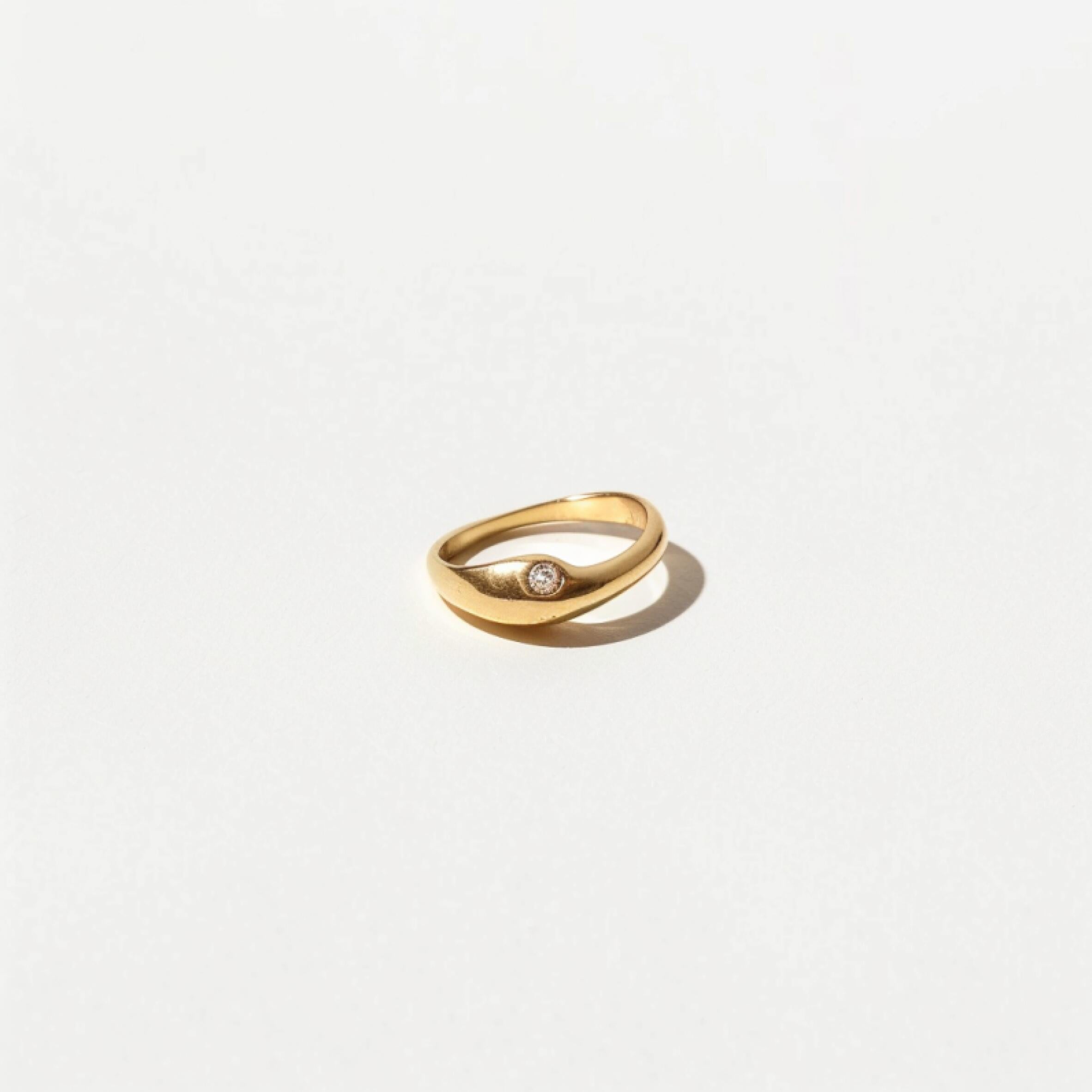 golden ring  with curve design and single dimond