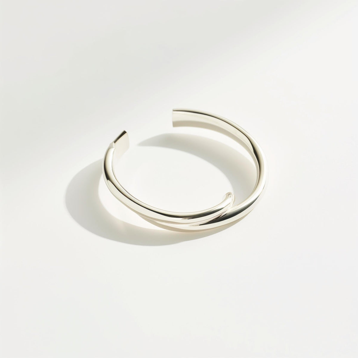silver ring with simple and classic luxury