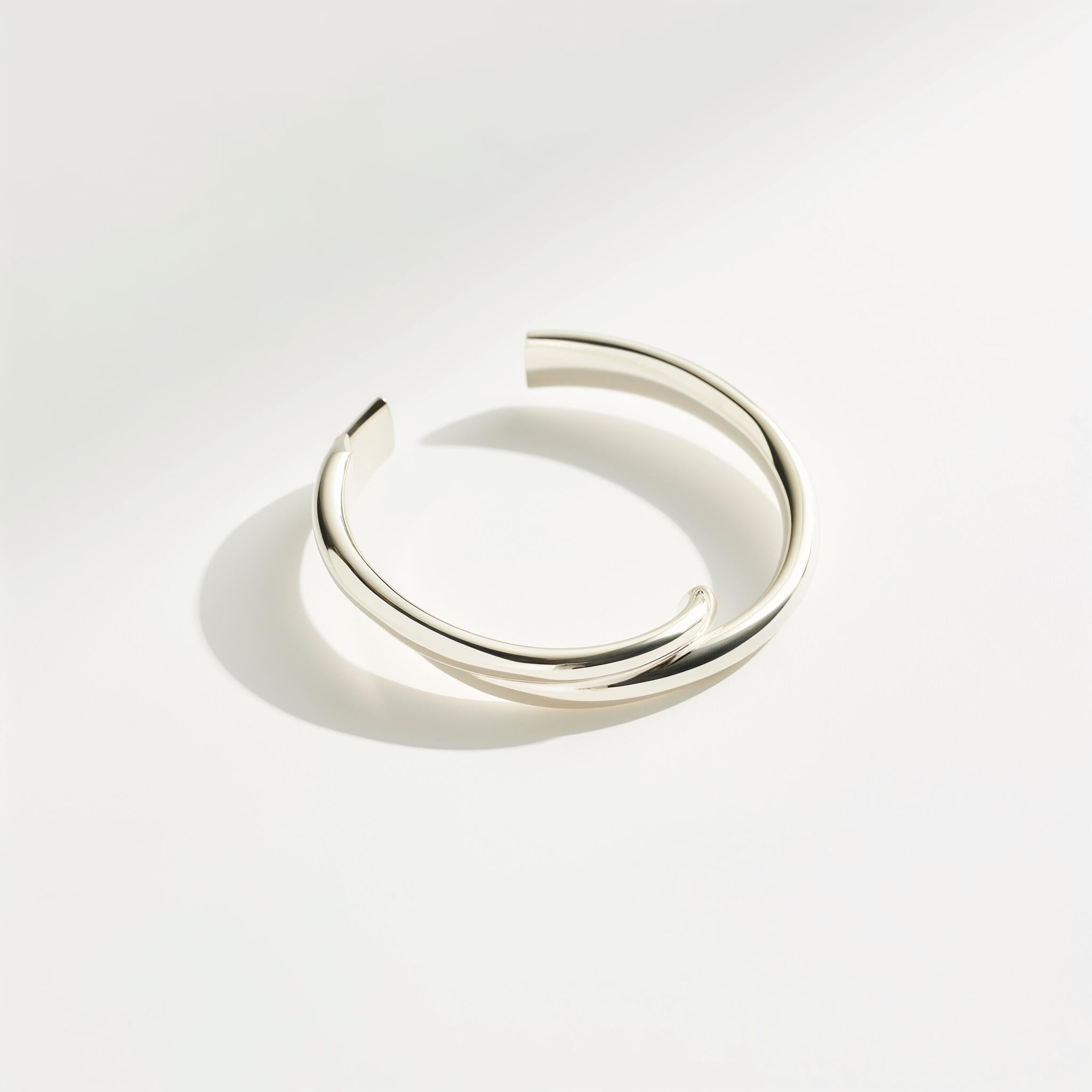 silver ring with simple and classic luxury